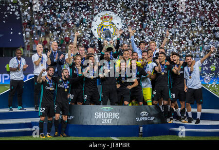 Skopje, Macedonia. 08 Ago, 2017. 8 agosto 2017, Philip II Arena Nazionale, Skopje, Macedonia; 2017 Coppa UEFA Intertoto; Real Madrid contro Manchester United; i giocatori del realm Madrid celebrare una vittoria con del Super Cup con un trofeo di credito: Nikola Krstic/Alamy Live News Foto Stock