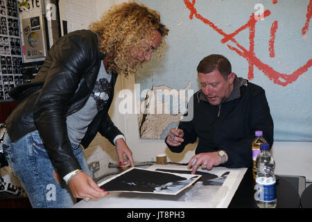 Londra, Regno Unito. 8 Ago, 2017. Shaun Ryder firma di uva nera del nuovo album, Pop Voodoo, per una ventola. Credito: Vedere Li/Alamy Live News Foto Stock