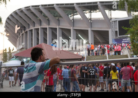 Skopje, Macedonia. 8 agosto 2017 macedonia square, Skopje, r, macedonia. folla è l'immissione di philip ii arena per il Real Madrid vs. manchester united: 2017 UEFA super cup match credit: Dragan ristovski/alamy live news Foto Stock