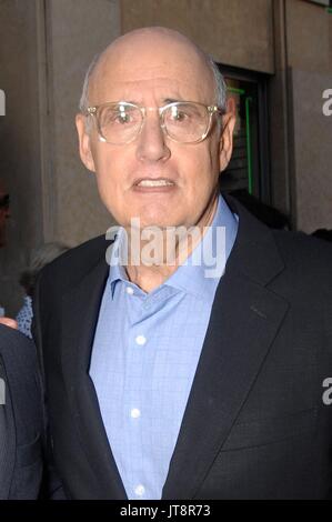 Los Angeles, CA, Stati Uniti d'America. 8 Ago, 2017. Jeffrey Tambor alla cerimonia di induzione per la stella sulla Hollywood Walk of Fame per Jeffrey Tambor, Hollywood Boulevard, Los Angeles, CA il 8 agosto 2017. Credito: Michael Germana/Everett raccolta/Alamy Live News Foto Stock