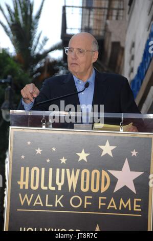 Los Angeles, CA, Stati Uniti d'America. 8 Ago, 2017. Jeffrey Tambor alla cerimonia di induzione per la stella sulla Hollywood Walk of Fame per Jeffrey Tambor, Hollywood Boulevard, Los Angeles, CA il 8 agosto 2017. Credito: Michael Germana/Everett raccolta/Alamy Live News Foto Stock