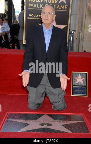 Los Angeles, CA, Stati Uniti d'America. 8 Ago, 2017. Jeffrey Tambor alla cerimonia di induzione per la stella sulla Hollywood Walk of Fame per Jeffrey Tambor, Hollywood Boulevard, Los Angeles, CA il 8 agosto 2017. Credito: Michael Germana/Everett raccolta/Alamy Live News Foto Stock