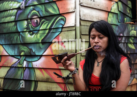 (170808) -- Sao Paulo (Brasile), e il Agosto 8, 2017 (Xinhua) -- Foto scattata il 1 agosto, 2017 mostra una donna fumare una tubazione tradizionale presso il villaggio dei Guarani gruppo etnico, nel distretto di Jaragua in Sao Paulo, Brasile. I popoli indigeni di tutto il mondo devono ancora affrontare enormi sfide che una decina di anni dopo l'adozione di una storica dichiarazione sui loro diritti, un gruppo delle Nazioni Unite (ONU) esperti detto lunedì. Parlando davanti a la Giornata internazionale dei popoli indigeni nel mondo su Agosto 9, il gruppo ha detto che gli Stati membri devono mettere le parole in azioni di porre fine alla discriminazione, emarginazione e la mancanza di protezione Foto Stock