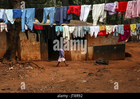 (170808) -- Sao Paulo (Brasile), e il Agosto 8, 2017 (Xinhua) -- Foto scattata il 1 agosto, 2017 mostra una ragazza camminare al villaggio dei Guarani gruppo etnico, nel distretto di Jaragua in Sao Paulo, Brasile. I popoli indigeni di tutto il mondo devono ancora affrontare enormi sfide che una decina di anni dopo l'adozione di una storica dichiarazione sui loro diritti, un gruppo delle Nazioni Unite (ONU) esperti detto lunedì. Parlando davanti a la Giornata internazionale dei popoli indigeni nel mondo su Agosto 9, il gruppo ha detto che gli Stati membri devono mettere le parole in azione alla fine della discriminazione, dell'esclusione e della mancanza di protezione. (Xinhua/Rahel Patr Foto Stock