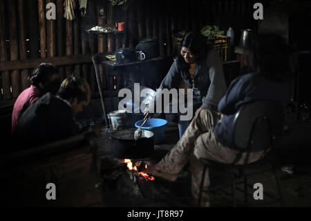 (170808) -- Sao Paulo (Brasile), e il Agosto 8, 2017 (Xinhua) -- Foto scattata il 1 agosto, 2017 mostra residenti preparare pasti presso il villaggio dei Guarani gruppo etnico, nel distretto di Jaragua in Sao Paulo, Brasile. I popoli indigeni di tutto il mondo devono ancora affrontare enormi sfide che una decina di anni dopo l'adozione di una storica dichiarazione sui loro diritti, un gruppo delle Nazioni Unite (ONU) esperti detto lunedì. Parlando davanti a la Giornata internazionale dei popoli indigeni nel mondo su Agosto 9, il gruppo ha detto che gli Stati membri devono mettere le parole in azione alla fine della discriminazione, dell'esclusione e della mancanza di protezione. (Xinhua Foto Stock