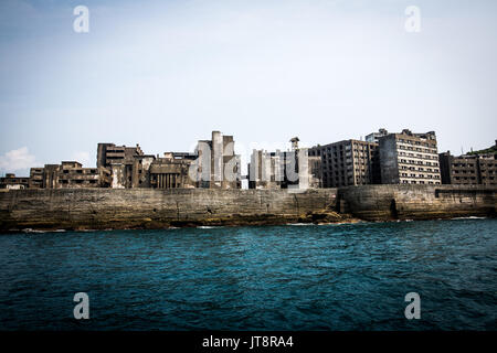 NAGASAKI, Giappone - 8 agosto: Hashima Isola, comunemente noto come Gunkanjima o 'Battleship Island' nella Prefettura di Nagasaki, Giappone meridionale il Agosto 8, 2017. L isola è un carbone impianto minerario fino alla sua chiusura nel 1974 è un simbolo di rapida industrializzazione del Giappone, un promemoria della sua storia scura come un sito di lavoro forzato durante la Seconda Guerra Mondiale. L'isola di oggi è riconosciuta come patrimonio mondiale UNESCO del Giappone Meiji rivoluzione industriale. (Foto: Richard Atrero de Guzman/AFLO) Foto Stock