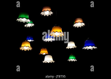 Pila di decorativo lampada vintage appesa al soffitto Foto Stock