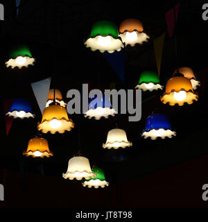 Pila di decorativo lampada vintage appesa al soffitto Foto Stock