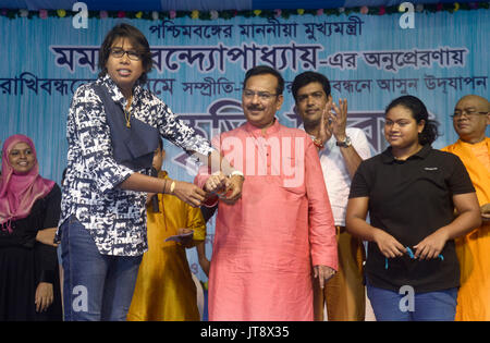 Kolkata, India. 07 Ago, 2017. Le donne indiane Cricketer Jhulan Goswami (sinistra) legami Rakhi o filetto sacred al Ministro di Stato Aroop Biswas (a destra) durante la Sanskriti Diwas in occasione di Raksha Bandhan festival in Kolkata. Il Bengala Occidentale di governo dello sport e della gioventù dipartimento servizi organizzati Sanskriti Diwas per armonia e solidarietà in occasione di Raksha Bandhan festival il 7 agosto 2017 in Kolkata. Credito: Saikat Paolo/Pacific Press/Alamy Live News Foto Stock