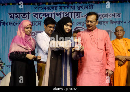 Kolkata, India. 07 Ago, 2017. Una ragazza dalla comunità musulmana cravatte filetto sacred al Ministro di Stato Aroop Biswas (sinistra) durante Sanskriti Diwas per armonia e solidarietà in occasione di Raksha Bandhan festival in Kolkata. Il Bengala Occidentale di governo dello sport e della gioventù dipartimento servizi organizzati Sanskriti Diwas per armonia e solidarietà in occasione di Raksha Bandhan festival il 7 agosto 2017 in Kolkata. Credito: Saikat Paolo/Pacific Press/Alamy Live News Foto Stock