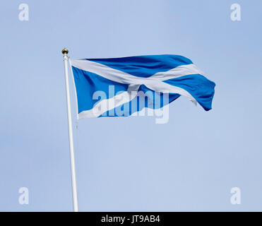 Bianco e blu scozzese bandiera nazionale, si intraversa o Saint Andrew's Cross battenti aginst azzurro cielo in Scozia Foto Stock