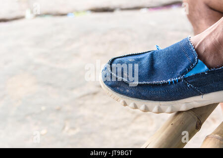 Messa a fuoco selettiva vecchia scarpa blu per lo sfondo Foto Stock