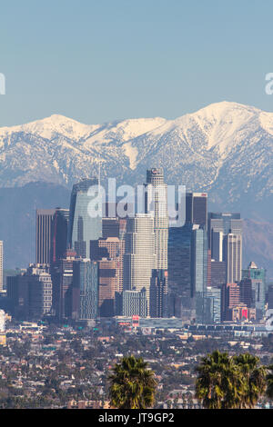Vette innevate delle montagne e il centro cittadino di Los Angeles cityscape durante i mesi invernali nel sud della California, Stati Uniti d'America Foto Stock