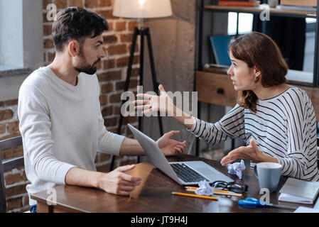 Bella giovane coppia avente un argomento Foto Stock