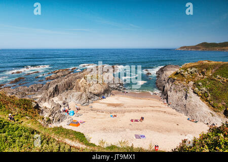 17 Giugno 2017: Barricane Beach, Woolacombe, North Devon, Inghilterra, Regno Unito - La spiaggia su uno dei giorni più caldi dell'anno, come visto da sud ovest di Co Foto Stock