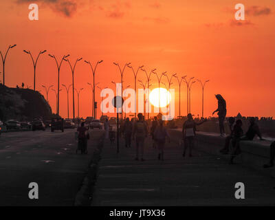 Tramonto sulla Malicon all'Avana a Cuba Foto Stock