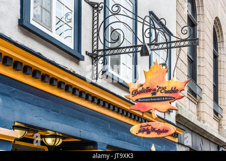 La città di Quebec, Canada - 29 Maggio 2017: Vista dettagliata del segno per lo sciroppo d'acero merchandise e negozio di souvenir chiama Les Delices de L'Erable su old town street Foto Stock