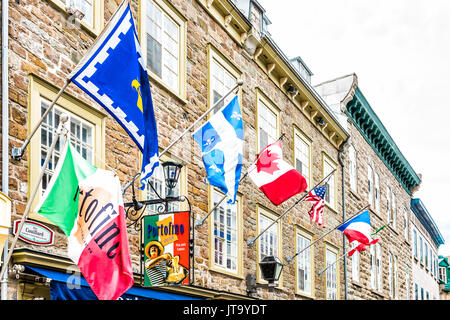 La città di Quebec, Canada - 29 Maggio 2017: città vecchia strada Rue Couillard con bandiere da Portofino ristorante Foto Stock