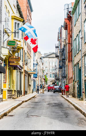 La città di Quebec, Canada - 29 Maggio 2017: città vecchia strada Rue Garneau con bandiere e gente che cammina Foto Stock