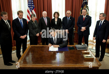 Da sinistra, rappresentante degli Stati Uniti Paolo Gosar (repubblicano di Arizona), U.S. Rappresentante Jeff Flake (repubblicano di Arizona), U.S. Segretario di Homeland Security Janet A. Napolitano, U.S. Il senatore John McCain (repubblicano di Arizona), Pia Carusone, capo del personale per gli Stati Uniti Rappresentante Gabrielle Giffords (Democratico di Arizona), U.S. Rappresentante ed il pastore (Democratico di Arizona), U.S. Rappresentante Trent Franks (repubblicano di Arizona) e U.S. Rappresentante David Schweikert (repubblicano di Arizona) guarda come Stati Uniti Il presidente Barack Obama segni John M. Roll United States Courthouse Bill mi Foto Stock