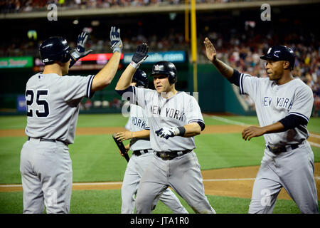 New York Yankees primo baseman Mark Teixeira (25), a sinistra, si congratula con i compagni di squadra russell Martin (55), centro e Dewayne Wise (45) dopo aver segnato su un Derek Jeter singolo e un errore di lancio da Washington a cittadini shorstop Ian Desmond nel settimo inning ai cittadini Park a Washington D.C. il Venerdì, 15 giugno 2012. Gli Yankees ha vinto il gioco 7 - 2..Credit: Ron Sachs / CNP./MediaPunch (restrizione: NO New York o New Jersey o giornali quotidiani nel raggio di 75 miglia da New York City) Foto Stock