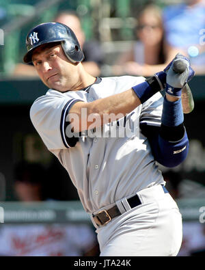 New York Yankees designato hitter Derek Jeter (2) motivi fuori dolcemente alla fine dell'ottavo inning contro i Baltimore Orioles a Rigogolo Park a Camden Yards a Baltimora, Maryland nel primo gioco di un doubleheader di Domenica, 28 agosto 2011. Gli Orioles ha vinto il gioco 2 - 0..Credit: Ron Sachs / CNP./MediaPunch (restrizione: NO New York o New Jersey o giornali quotidiani nel raggio di 75 miglia da New York City) Foto Stock