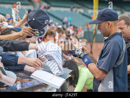 New York Yankees shorstop Derek Jeter (2) firma autografi prima della partita contro i Baltimore Orioles a Rigogolo Park a Camden Yards a Baltimora, MD domenica 14 settembre, 2014. Credito: Ron Sachs / CNP /MediaPunch (restrizione: NO New York o New Jersey o giornali quotidiani nel raggio di 75 miglia da New York City) Foto Stock