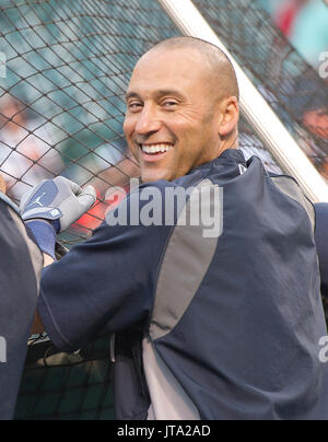 New York Yankees shorstop Derek Jeter (2) sorrisi a tifosi chiamando il suo nome come egli orologi Batting Practice prima della partita contro i Baltimore Orioles a Rigogolo Park a Camden Yards a Baltimora, MD domenica 14 settembre, 2014. Credito: Ron Sachs / CNP /MediaPunch (restrizione: NO New York o New Jersey o giornali quotidiani nel raggio di 75 miglia da New York City) Foto Stock