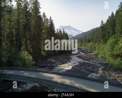 Baker Lake Road attraversa Boulder Creek nello Stato di Washington, USA. Mt. Baker è in background. Foto Stock