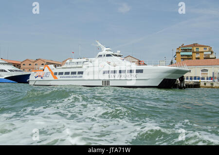 Venezia, Italia - 10 giugno 2017: Il catamarano traghetto San Frangisk, parte della Venezia Lines flotta che trasporta i passeggeri attraverso l'Adriatico. Foto Stock