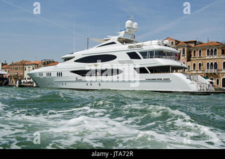 Venezia, Italia - 10 giugno 2017: luxury yacht Reef Chief ormeggiata sulla Riva degli Schiavoni dia in un assolato pomeriggio di estate a Venezia, Italia. Foto Stock