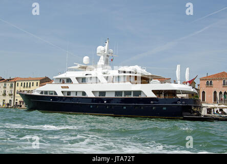 Venezia, Italia - 10 giugno 2017: gli yacht di lusso Lady Rose ormeggiato sul Canale della Giudecca in un assolato pomeriggio di estate a Venezia, Italia. Foto Stock