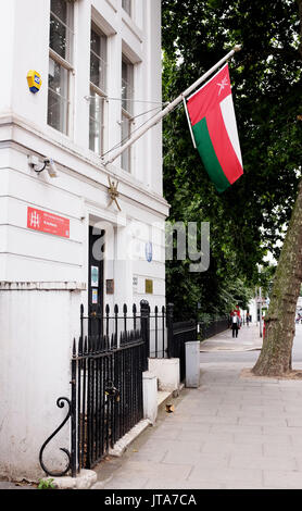 Londra REGNO UNITO - targa blu a Sir Henry Cole il primo Direttore del Victoria and Albert Museum che ha vissuto in quello che oggi è la sede dell' ambasciata di Oman in Cromwell R Foto Stock