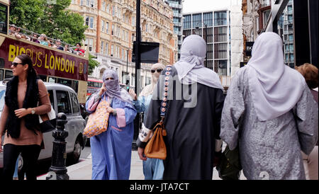 Londra REGNO UNITO - negozi di Knightsbridge fotografia scattata da Simon Dack Foto Stock