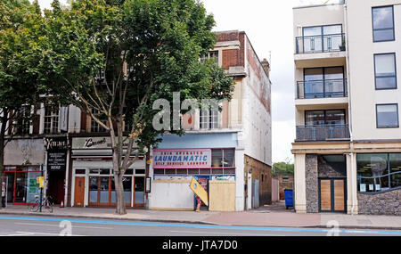 Londra REGNO UNITO - lavanderia Laundamatic chiusura e convertito in un piccolo supermercato a Balham High Road South London fotografia scattata da Simo Foto Stock