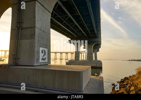 Sotto il ponte di pietra miliare da Coronado Island a San Diego, California Foto Stock