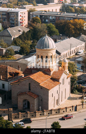 Gori, Shida Kartli Regione, Georgia, Eurasia. Vista superiore della cattedrale della Beata Vergine Maria nella soleggiata giornata estiva. Foto Stock