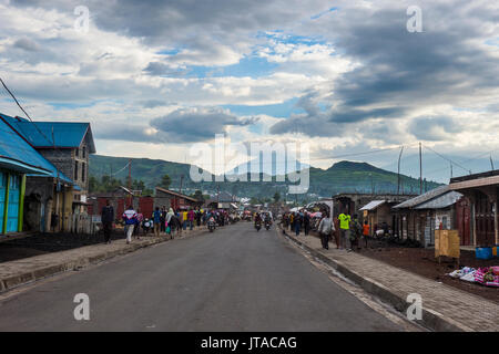 Vulcano Nyiragongo che si profila dietro la città di Goma, nella Repubblica democratica del Congo, Africa Foto Stock