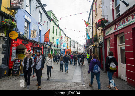 Occupato dalla zona pedonale di Galway, nella contea di Galway, Connacht, Repubblica di Irlanda, Europa Foto Stock