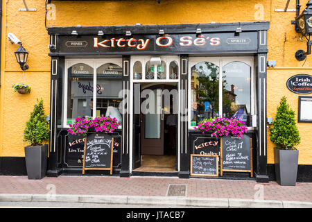 Pub locale a Kinsale, County Cork, Munster, Repubblica di Irlanda, Europa Foto Stock