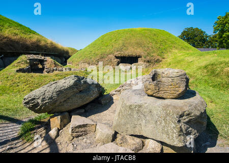 Knowth, passaggio del Neolitico grave, Sito Patrimonio Mondiale dell'UNESCO, preistorici Bru na Boinne, la valle del fiume Boyne, nella contea di Meath, Leinster, Repubblica di Foto Stock