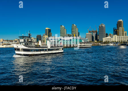 Piccolo turista nave da crociera con lo skyline in background, il Porto di San Diego, California, Stati Uniti d'America, America del Nord Foto Stock