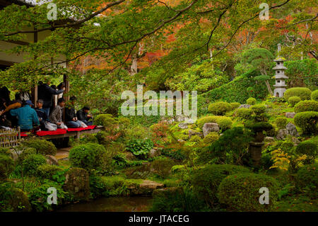 I turisti godendo di inizio autunno colori in Sanzen-in tempio, Kyoto, Giappone, Asia Foto Stock
