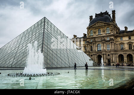 La grande piramide si trova nel cortile principale ed è l' entrata principale del Museo del Louvre, Parigi, Francia, Europa Foto Stock