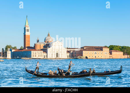 Le gondole venete con i turisti di fronte all' Isola di San Giorgio Maggiore, sul Canale di San Marco, Venezia, Sito Patrimonio Mondiale dell'UNESCO, Veneto, ho Foto Stock
