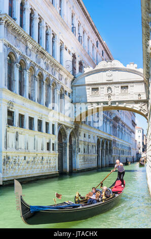 Venezia Gondola con turisti che si trovano sotto il Ponte dei Sospiri, Venezia, UNESCO, Veneto, Italia, Europa Foto Stock