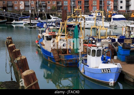 Barche da pesca, Portsmouth, Hampshire, Inghilterra, Regno Unito, Europa Foto Stock