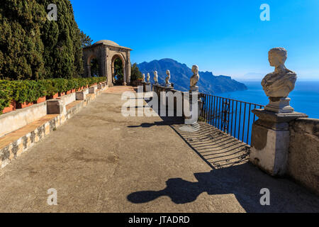 Stupenda terrazza dell'Infinito, i giardini di Villa Cimbrone, Ravello, Amalfi Coast, Sito Patrimonio Mondiale dell'UNESCO, Campania, Italia, Europa Foto Stock