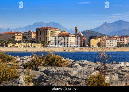 Cattedrale, città e montagne nebuloso, dalle sue rocciose Waterfront, Ajaccio, Isola di Corsica, Mediterraneo, Francia, Mediterraneo, Europa Foto Stock