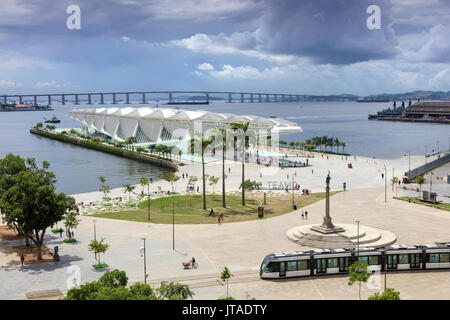 Il Museo di domani, l'architetto Santiago Calatrava, Porto Maravilha area e Niteroi Bridge con il VLT tram in primo piano, Rio city centre, Ri Foto Stock